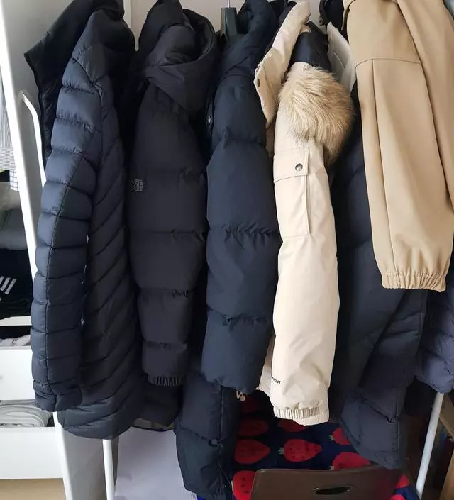 [네이버브랜드스토어 리뷰] 외투걸려고 샀어요. 겨울외투다보니 무거워서 흔들거리긴하지만 가벼운 옷들 걸기에는 