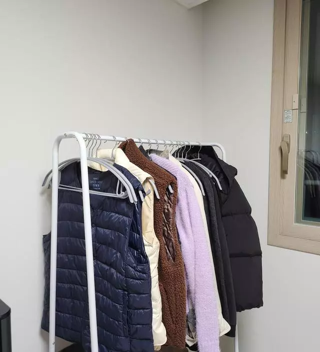 [네이버브랜드스토어 리뷰] 옷걸이거는곳은 좀 약하네요
