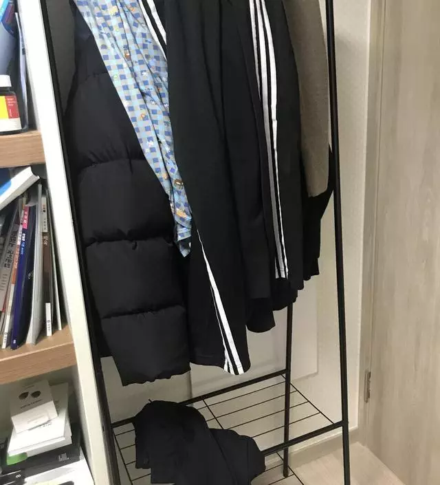 [네이버브랜드스토어 리뷰] 작은방 문뒤 좁은공간에 옷걸이로 딱좋아요. 안정적이고 견고합니다. 맘에 쏙들어요.