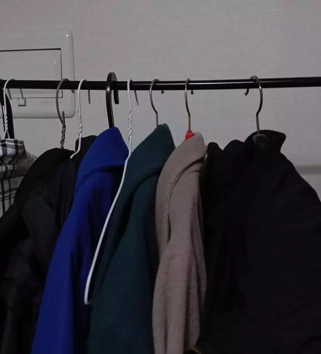 [네이버브랜드스토어 리뷰] 겨울 외투는 두꺼워서 옷장에 다 안들어가서 구매했어요. 이렇게 가득 걸어둬도 튼튼하