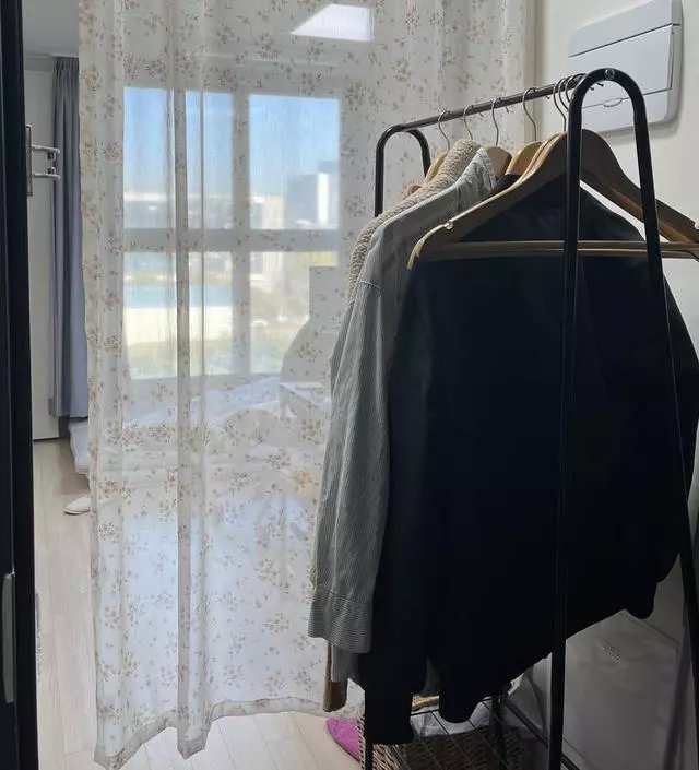 [네이버브랜드스토어 리뷰] 이 옷걸이가 없엇던 제 방을 다시 생각할 수 없어요 ! 원룸 필수품입니다. 현관이 너무