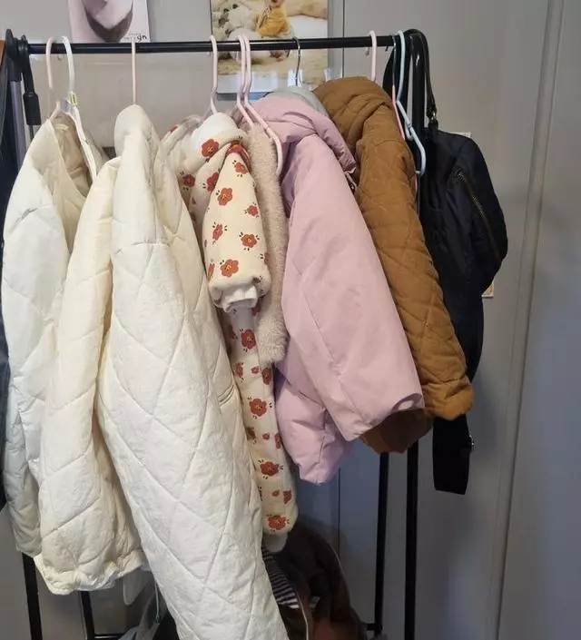 [네이버브랜드스토어 리뷰] 왜 진작 안샀을까싶어요. 옆에 가방도 걸수있고 넘 좋아요! 이제 식탁의자에 안걸고 헹