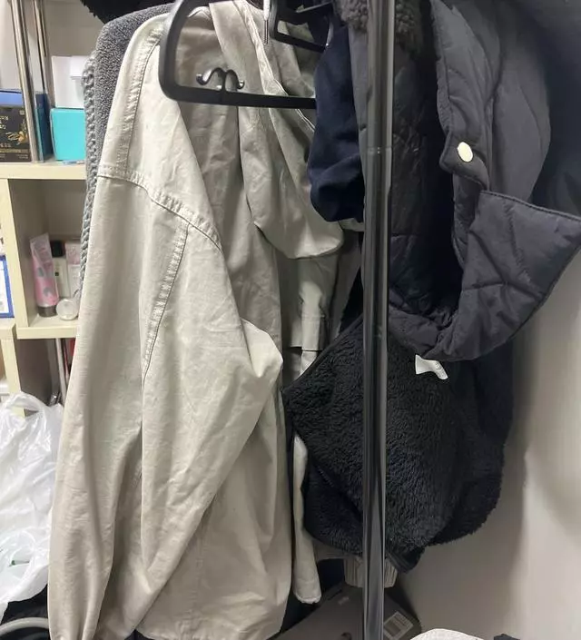 [네이버브랜드스토어 리뷰] 기존 다이소 행거보다 튼튼하고 좋아요 흔들림없고 쓰러질일 없이 많이 걸수 있어서 좋