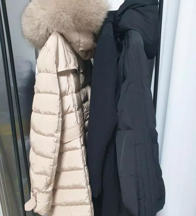 [네이버브랜드스토어 리뷰] 겨울이라 롱코트 패딩류만 걸려고 찾아 좁은 제품구입 했습니다.2단 선반이지만 1단만 