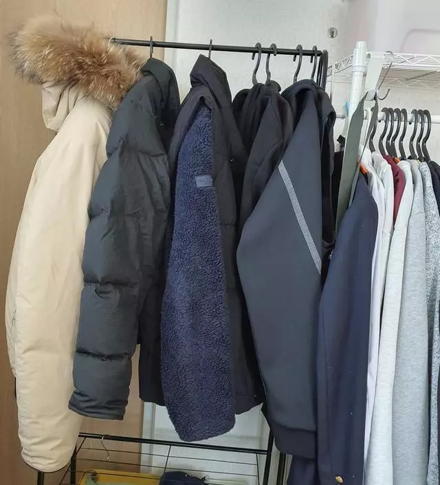[네이버브랜드스토어 리뷰] 겨울잠바들 걸려고 샀는데 만족하며 사용하고 있어요 공간이 넓지는 않아서 큰 옷걸이 