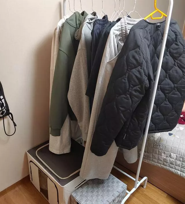 [네이버브랜드스토어 리뷰] 아들방에 스탠드 옷걸이 두었었는데 옷도 많이 안 걸리고 정리도 안되는 것 같아서 행거