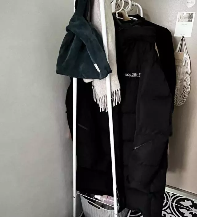 [네이버브랜드스토어 리뷰] 현관에 둘거라 너무 크지 않은 행거를 원했는데 사이즈가 적당해요. 조립도 쉽고 분해하