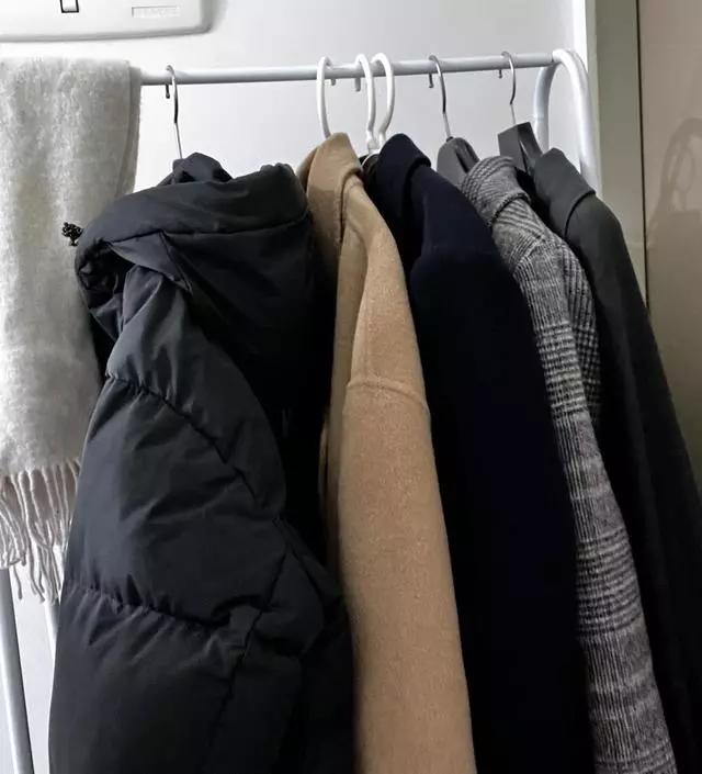 [네이버브랜드스토어 리뷰] 현관에 둘거라 너무 크지 않은 행거를 원했는데 사이즈가 적당해요. 조립도 쉽고 분해하