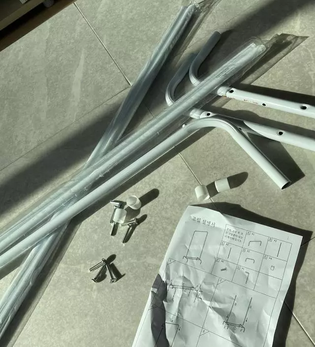 [네이버브랜드스토어 리뷰] 조립은 엄청 간단해요 ㅎ 맨 밑에 플라스틱 마개를 꼭 맞게 끼워야 끄떡이지 않네요 ㅎ