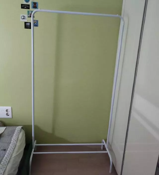 [네이버브랜드스토어 리뷰] 방이작은 아이방에 설치했어요. 조립도 어렵지 않아요. 옷을 많이 걸면 살짝기울여요.나