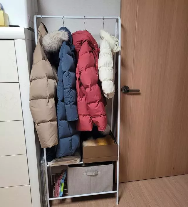 [네이버브랜드스토어 리뷰] 처음 배송왔을 때 부품이 하나가 잘못 왔었는데 추가로 빨리 발송해주셨고 문과 서랍장