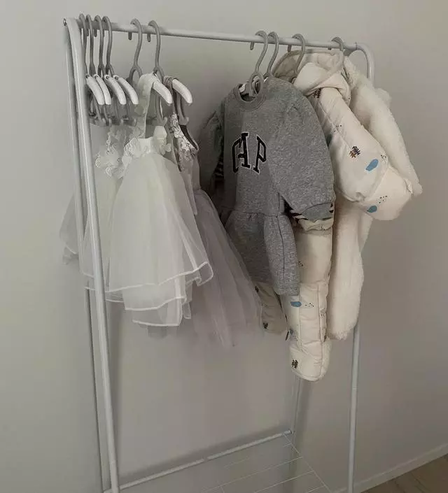 [네이버브랜드스토어 리뷰] 아기옷 걸어두려고 샀는데 가볍고 수납 활용하기 좋아서 맘에듭니다 ㅎㅎ 조립할 때 가