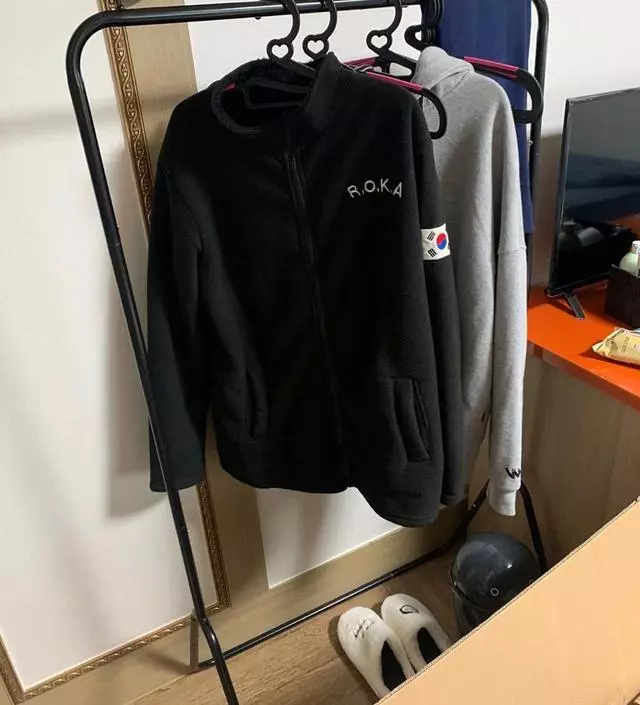 [네이버브랜드스토어 리뷰] 사진처럼 옷 걸어놓기는 좋아요. .수납공간 있는걸루 주문하려고 하다가 잘못 구매했네