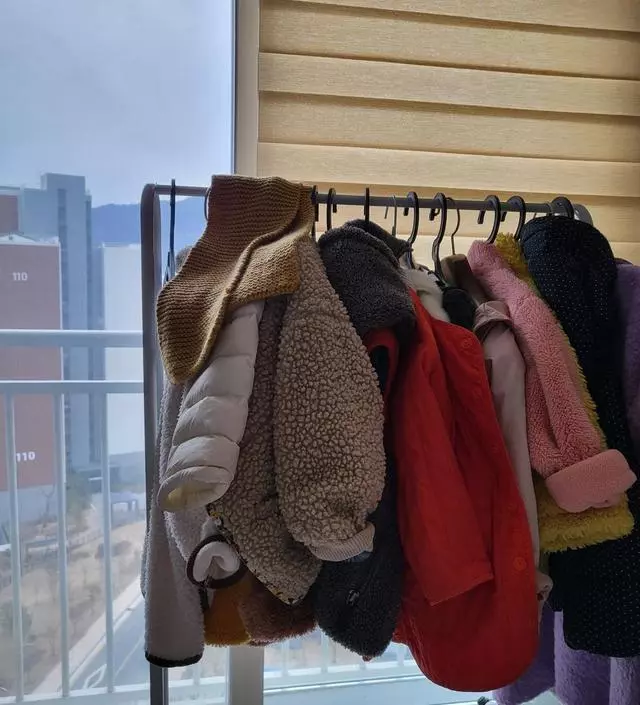 [네이버브랜드스토어 리뷰] 여기저기 알아보다 아기옷 수납할 곳이 부족해 구매했는데 잘 사용중입니다 . 넘어지지