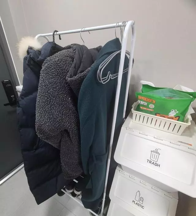 [네이버브랜드스토어 리뷰] 겨울외투 현관쪽에 걸어놓고 싶어서 구매했어요 저렴하고 배송빠르고 흔들림이 적어서 