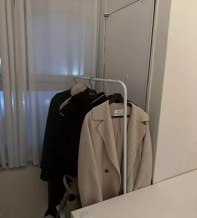 [네이버브랜드스토어 리뷰] 겨울외투용&손님 외투용으로 샀는데 크기나 디자인은 마음에 들지만 좀 약한편이라