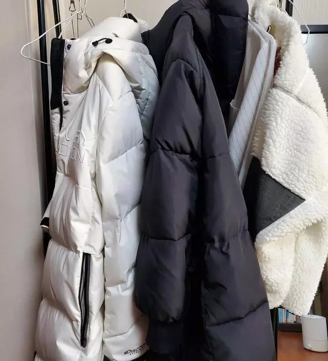 [네이버브랜드스토어 리뷰] 행거가 들어오니 방이 외투가 정리가 되네요.
