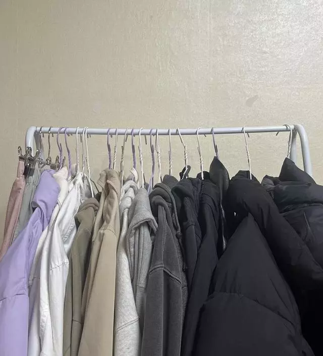 [네이버브랜드스토어 리뷰] 한쪽으로 조금 기울었는데요 제가 설치를 잘못해서 그런거겠죠 공간이 밑에 많아서 좋아