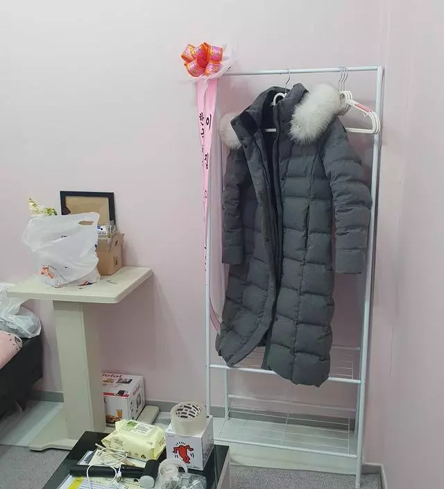 [네이버브랜드스토어 리뷰] 롱패딩이 밑에바닥에 닿는게 조금아쉽지만 겨울지나면 패딩은 들어가니까,,^^ 
