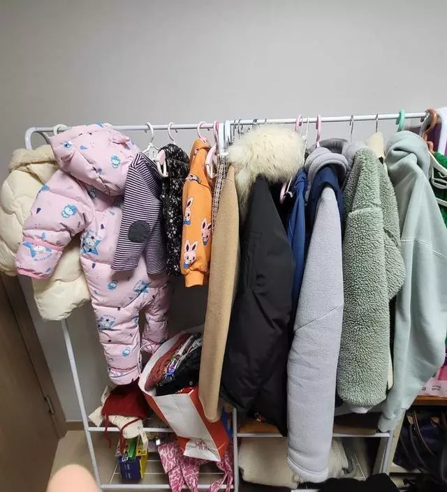 [네이버브랜드스토어 리뷰] 좀 약하긴 한데 저렴힌 가격에 간단히 옷 걸어둘 슈 있어서 좋아요