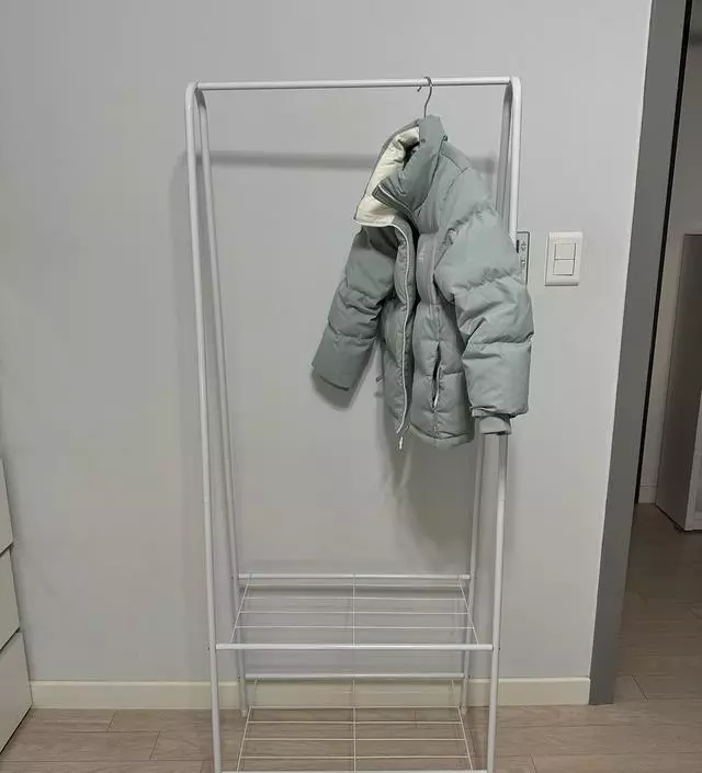 [네이버브랜드스토어 리뷰] 딱 필요한 사이즈에요 그런데 가벼워서 무거운 옷 걸면 왠지 넘어질꺼 같아요 그래도 많