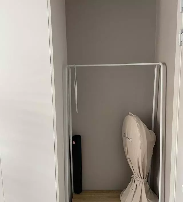 [네이버브랜드스토어 리뷰] 살짝 흔들거리긴 하지만, 비어있던 자리에 딱 맞춤형으로 들어가 좋아요. 자주 입는 옷