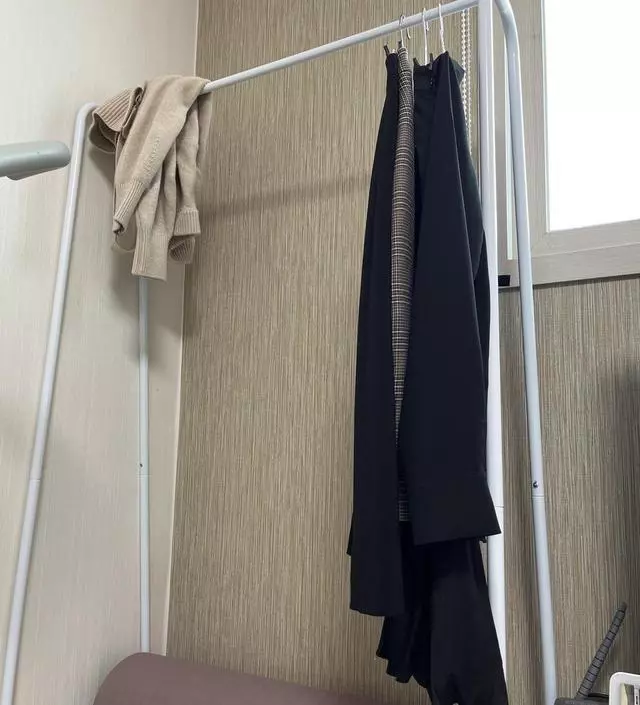 [네이버브랜드스토어 리뷰] 입고난 옷 걸어두려고 샀는데 공간도 넉넉하고 생각보다 튼튼해요~조립은 매우 쉽고 금