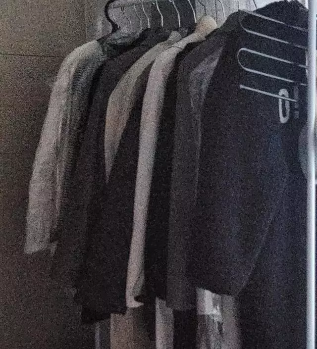 [네이버브랜드스토어 리뷰] 심플하고 예쁜 옷걸이입니다. 롱코트나 긴옷들도 끌리지 않아요! 옷무게 때문에 살짝 휘