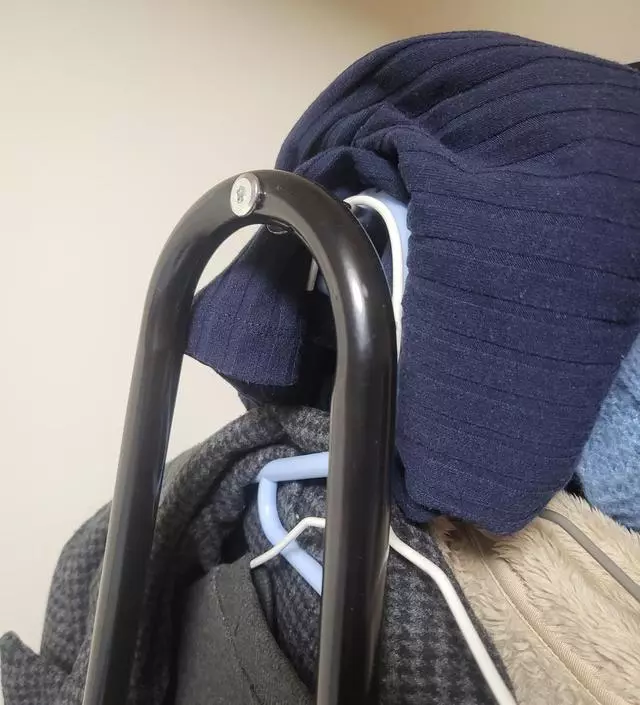 [네이버브랜드스토어 리뷰] 저 정말 옷 막 걸어놓는 스탈인데.. 연결부위 비틀어짐없이 튼튼합니다..