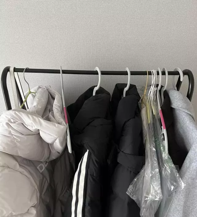 [네이버브랜드스토어 리뷰] 겨울 패딩걸이용으로 샀는데 몇벌 걸기에 딱 좋습니다 생각보다 튼튼하구요