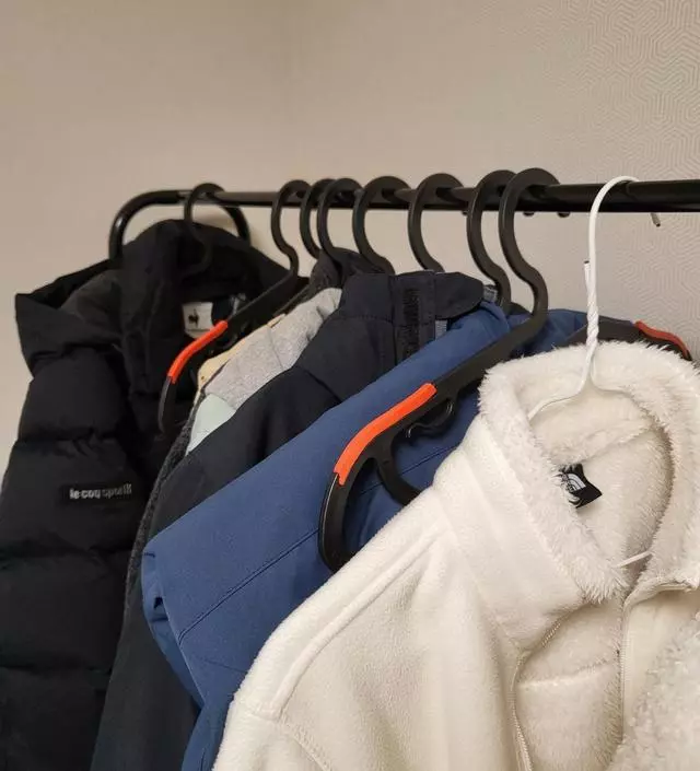 [네이버브랜드스토어 리뷰] 옷도 많이 걸 수 있고 벽에 붙여두니 많이 흔들리지않아서 잘 쓰고 있습니다. 나사한개