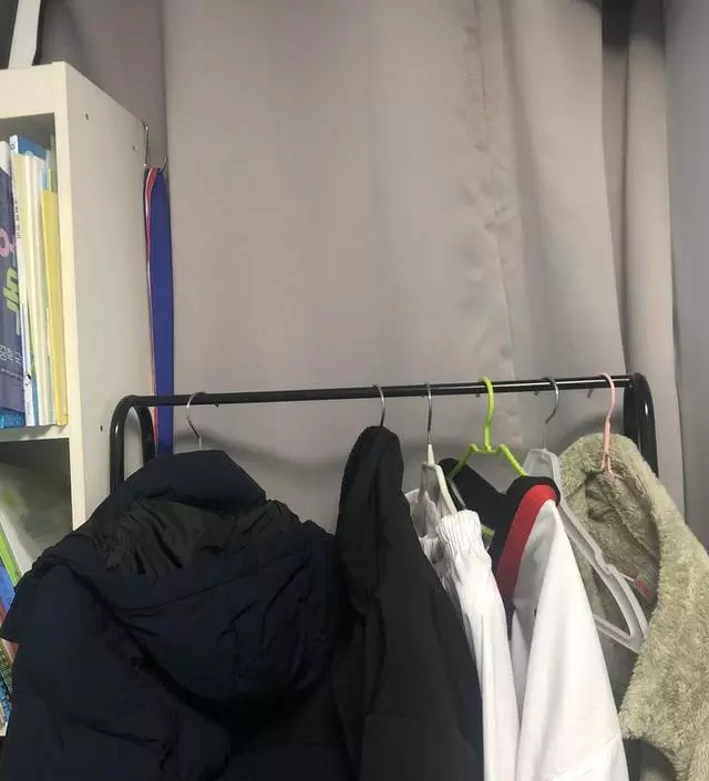 [네이버브랜드스토어 리뷰] 책상과 책장사이 압축봉허니 힘이없어 구매했는데 짱!!!이예요. 맞춘듯하고 튼튼해요