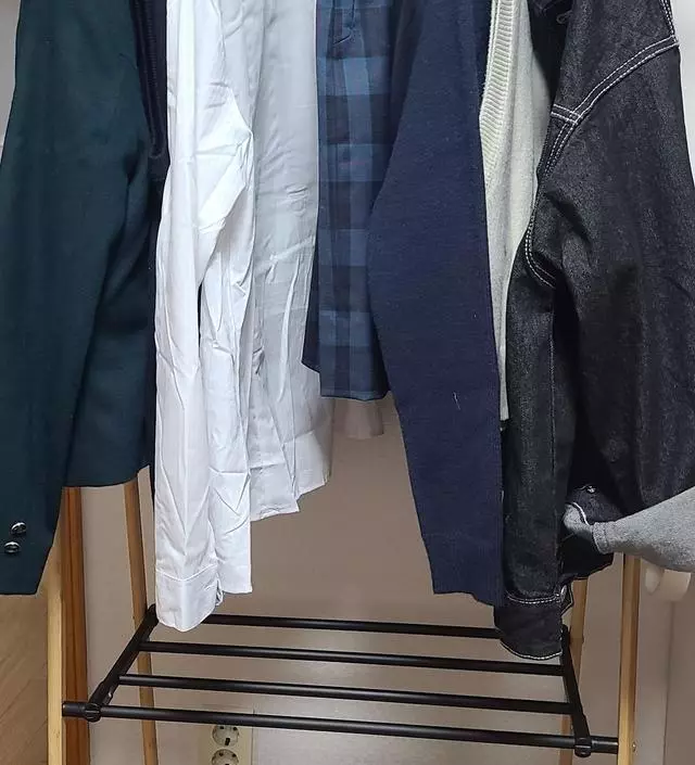 [네이버브랜드스토어 리뷰] 저희집 몰딩이랑색이비슷해 구매했어요  아이방한쪽에두기좋네요