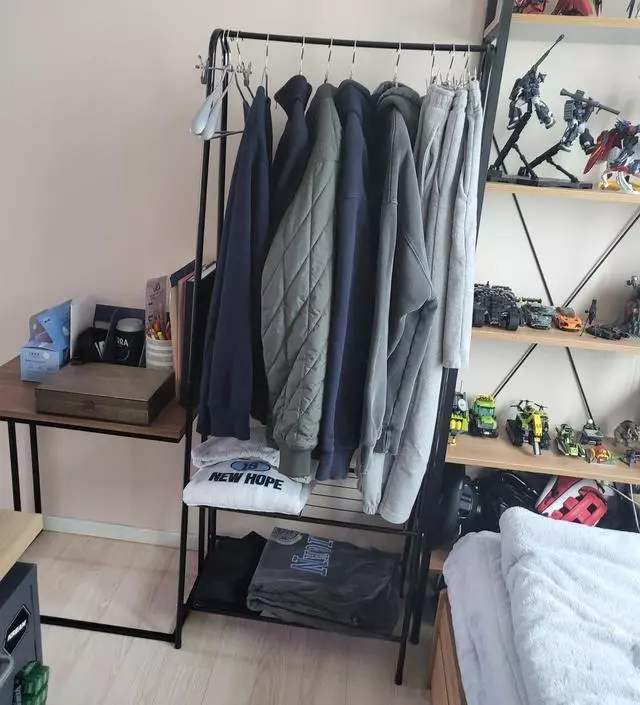 [네이버브랜드스토어 리뷰] 배송은 살짝느리지만 설치해놓으니 깔끔해요 튼튼함은 가격만큼입니다. 저렴하고 막쓰기