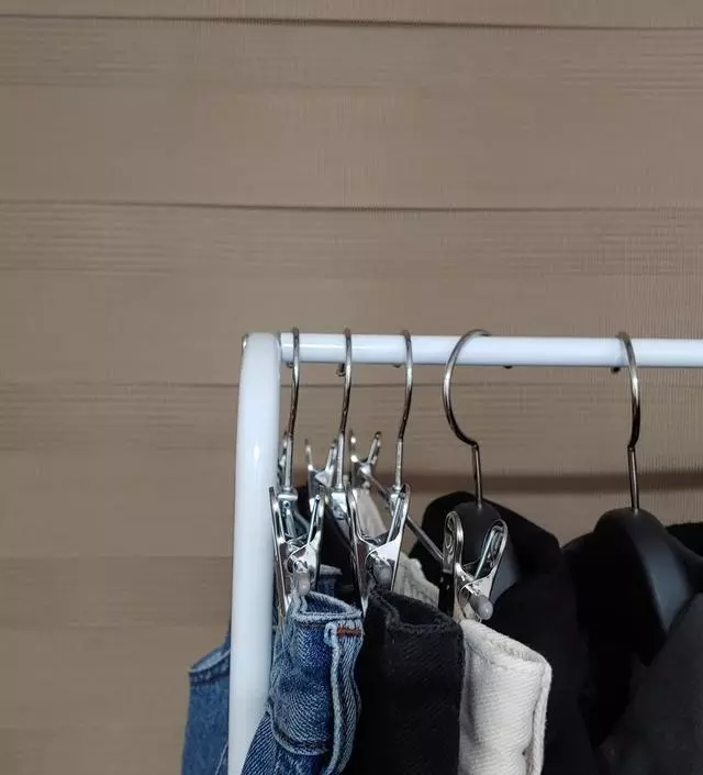 [네이버브랜드스토어 리뷰] 선반은 한칸만 조립해서 쓰고 있구요 옷 많이 걸어도 쓰러지지 않고 생긴 거 보다 튼튼