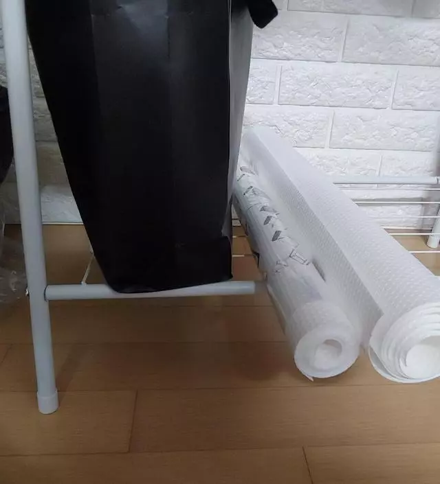 [네이버브랜드스토어 리뷰] 선반은 한칸만 조립해서 쓰고 있구요 옷 많이 걸어도 쓰러지지 않고 생긴 거 보다 튼튼