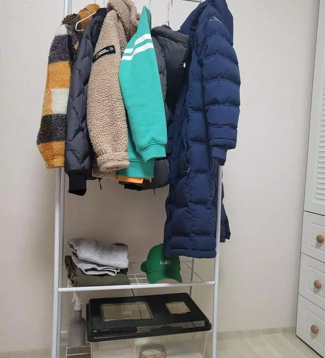 [네이버브랜드스토어 리뷰] 아이방 아우터 걸이용인데 정말 잘샀어요. 가격대비 허접하지 않고 튼튼해요. 밑에 선반