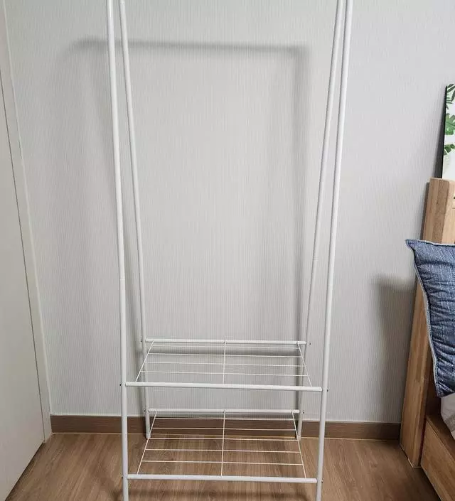 [네이버브랜드스토어 리뷰] 작은방에  옷 몇개 걸려고 구입했어요.
