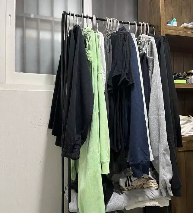 [네이버브랜드스토어 리뷰] 화이트랑 블랙 색상두개 다 샀는데 완전 만족합니다! 잘 쓸게요~!!! 배송도 빠르고 감사