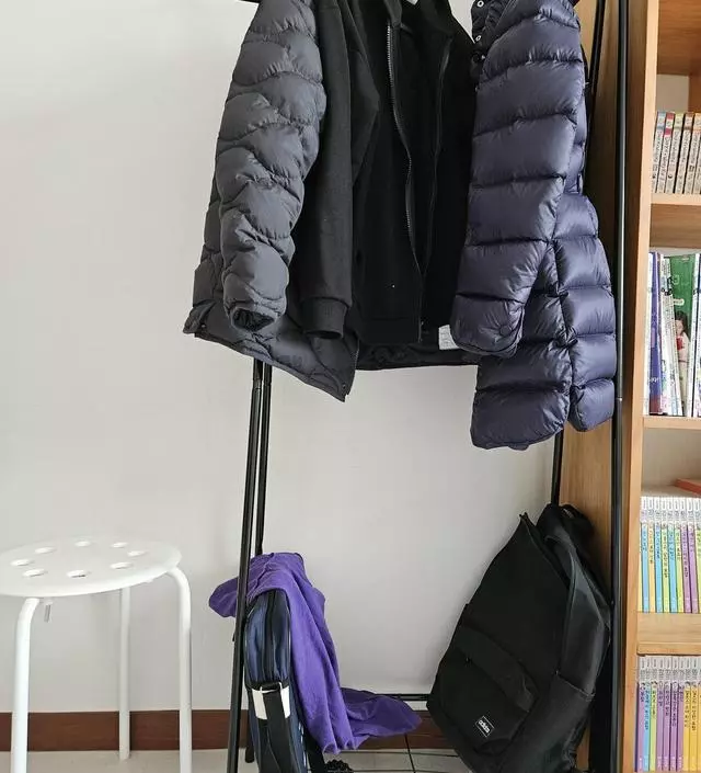 [네이버브랜드스토어 리뷰] 아이 방에 가벼운 옷 걸어놓기는 좋은데 바닥부분이 약해서 가방 올려두니 휘어버리네요