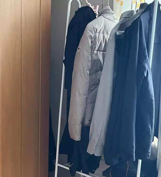 [네이버브랜드스토어 리뷰] 가성비 좋아요. 튼튼하고 선반도 활용할 수 있어서 편리합니다.