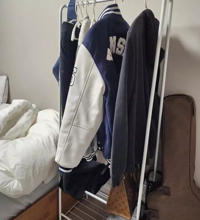 [네이버브랜드스토어 리뷰] 깔끔하게 수납되고 공간차지도 많이안하고 좋아요 특히 바닥에 이중수납되는게 좋아요