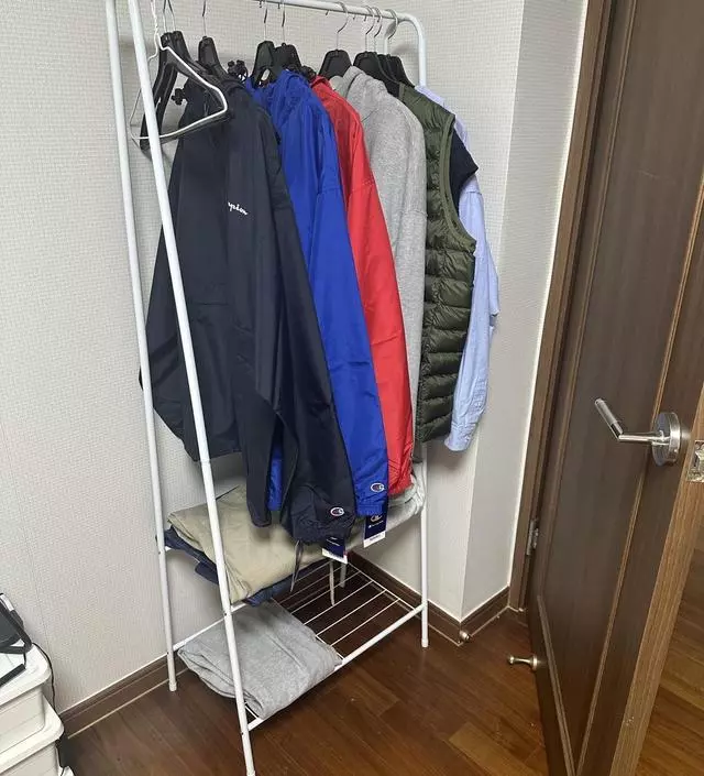 [네이버브랜드스토어 리뷰] 간단설치와    아들방 틈새 옷걸이로  손색이 없네요