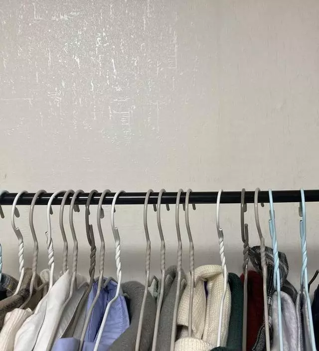 [네이버브랜드스토어 리뷰] 조립도 쉽고 잘 쓰고 있습니당! 물론 얇은 옷들이지만 많은 옷들을 걸어놓고 쓸만큼 튼