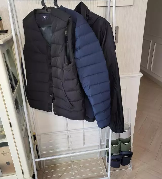 [네이버브랜드스토어 리뷰] 외출후에 맨날 식탁의자에 겉옷을 걸어놓는게 보기싫어 주문했어요. 공간에 딱맞는 크기