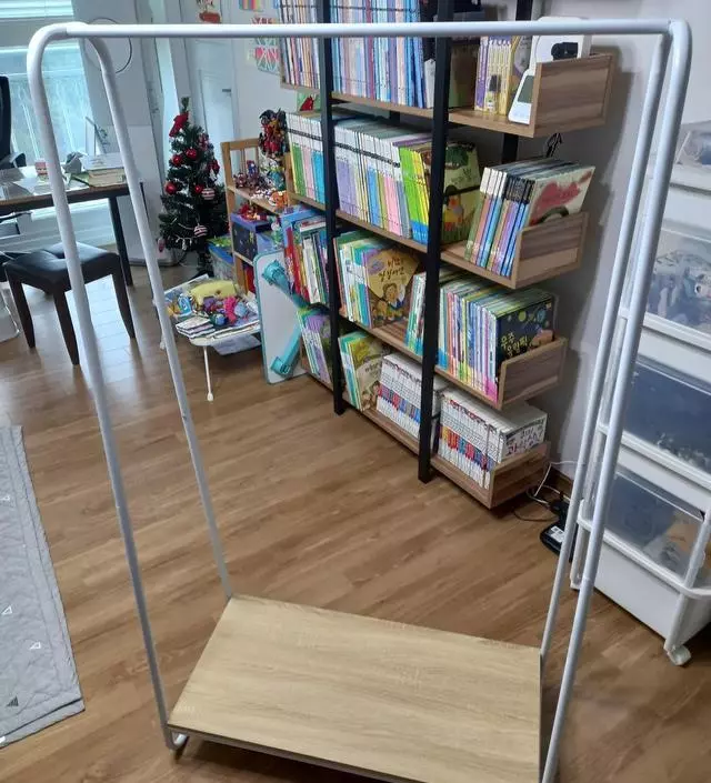 [네이버브랜드스토어 리뷰] 외투 걸만한 행거를 찾다가 구매했어요~! 조립도 쉬워서 여자인 저 혼자 다 했구요. 간