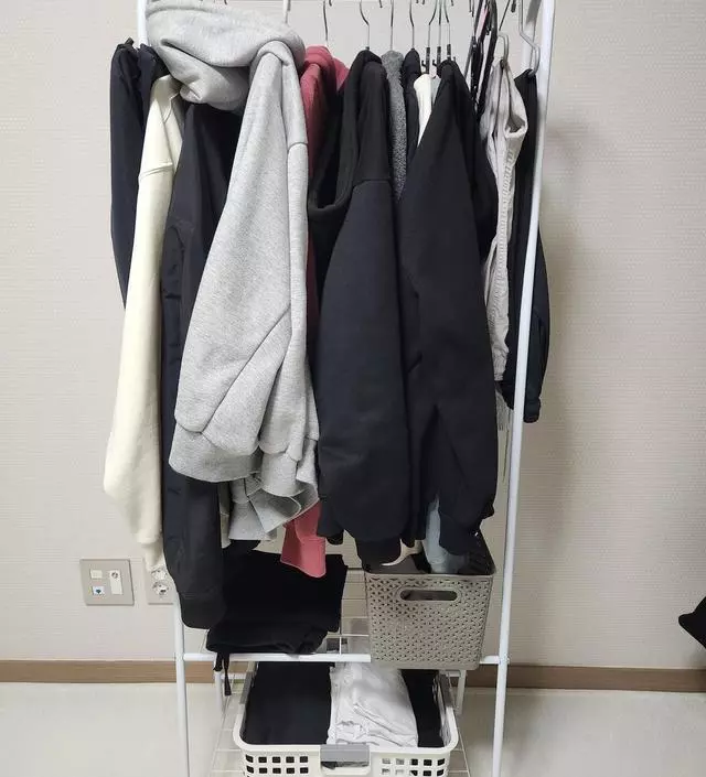 [네이버브랜드스토어 리뷰] 적당히 몇가지 입을 옷을 걸 옷걸이가 필요했는데 너무 잘 쓰고 있습니다. 밑에는 바구