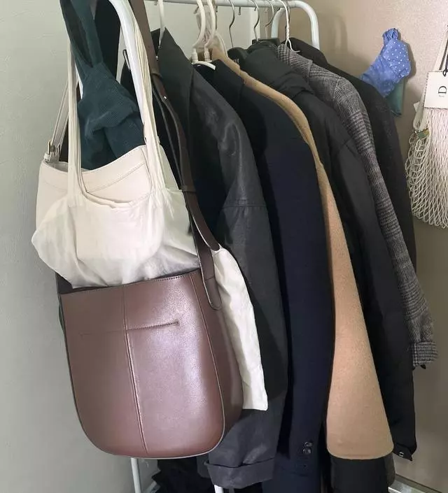 [네이버브랜드스토어 리뷰] 현관에 두고 겨울 외투 걸어두는데 살짝 흔들리긴하지만 가격대비 정말 좋아요. 아래 칸