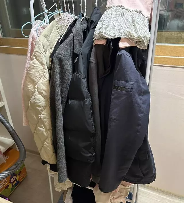 [네이버브랜드스토어 리뷰] 작은 공간에 옷걸이가 필요했는데 정말 만족하고 쓰고 있습니다. 사이즈가 작아서 어디