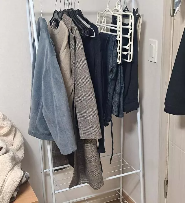 [네이버브랜드스토어 리뷰] 좁은 공간에 들어갈 행거가 필요해서 오래 고민하다 구매했는데 사이즈고 딱 맞고 생각